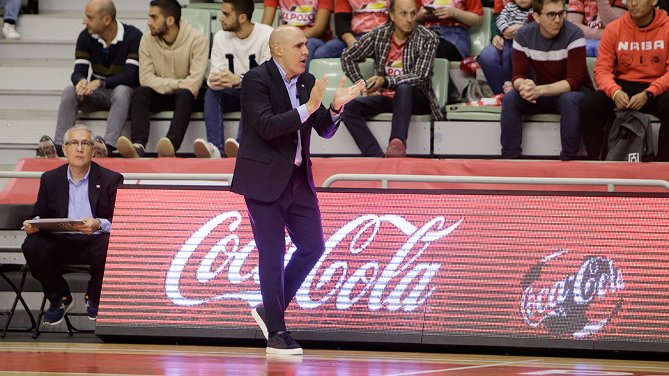 Javi Rodríguez, técnico de ElPozo Murcia Costa Cálida, dirigiendo el partido contra Xota FS