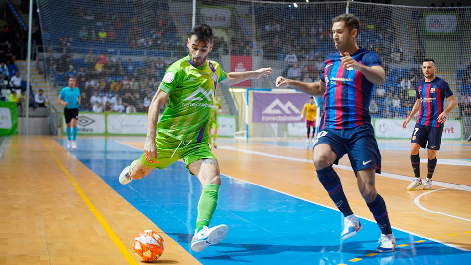 Moslem, de Mallorca Palma Futsal, y Pito, de Barça, en el último enfrentamiento liguero entre ambos equipos