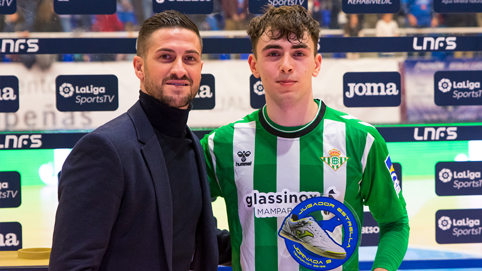 Rubén Cornejo, director deportivo del Real Betis Futsal, entregó el galardón a Jorge Carrasco.