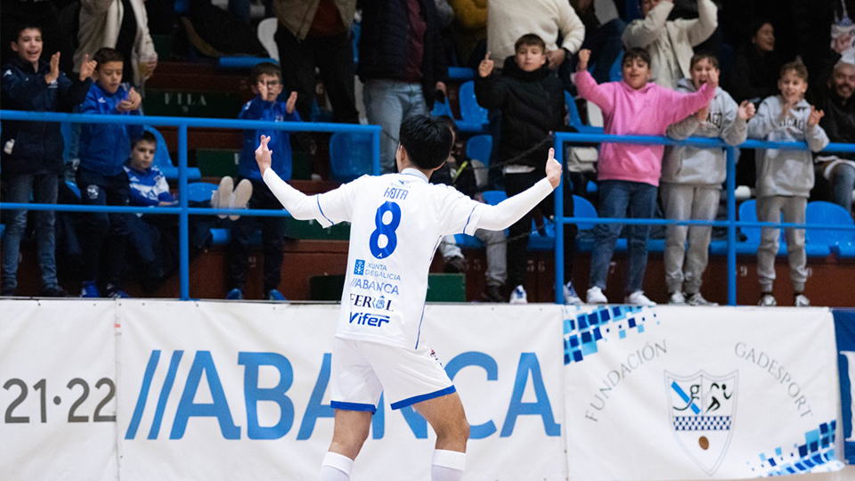 Keita celebra un gol de O Parrulo Ferrol (Fotografía: Saray H. Alves)