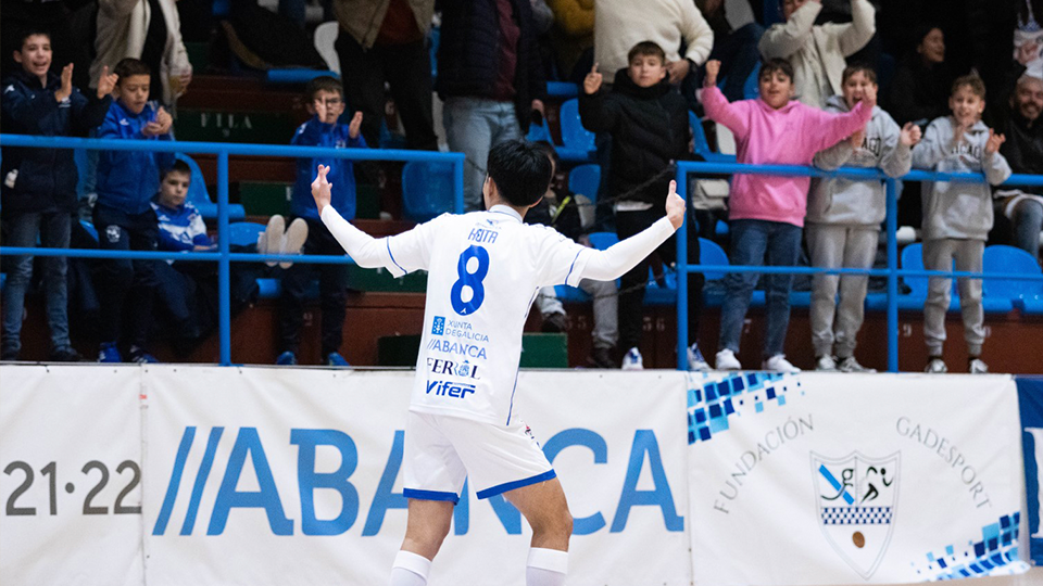 Keita celebra un gol de O Parulo Ferrol. (Foto: Saray H. Alves)