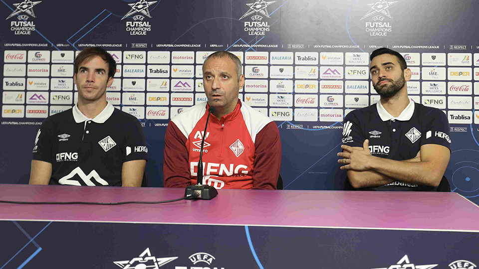 El entrenador del Mallorca Palma Futsal, Antonio Vadillo, y los dos capitanes, Barrón y Tomaz