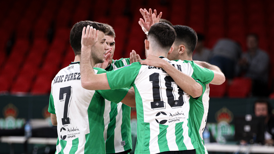Los jugadores del Real Betis Futsal celebran un gol.