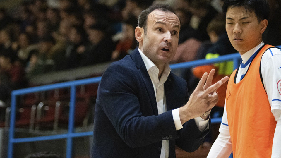 Juanma Marrube, entrenador de O Parrulo Ferrol, durante un partido (Fotografía: Saray H. Alves)