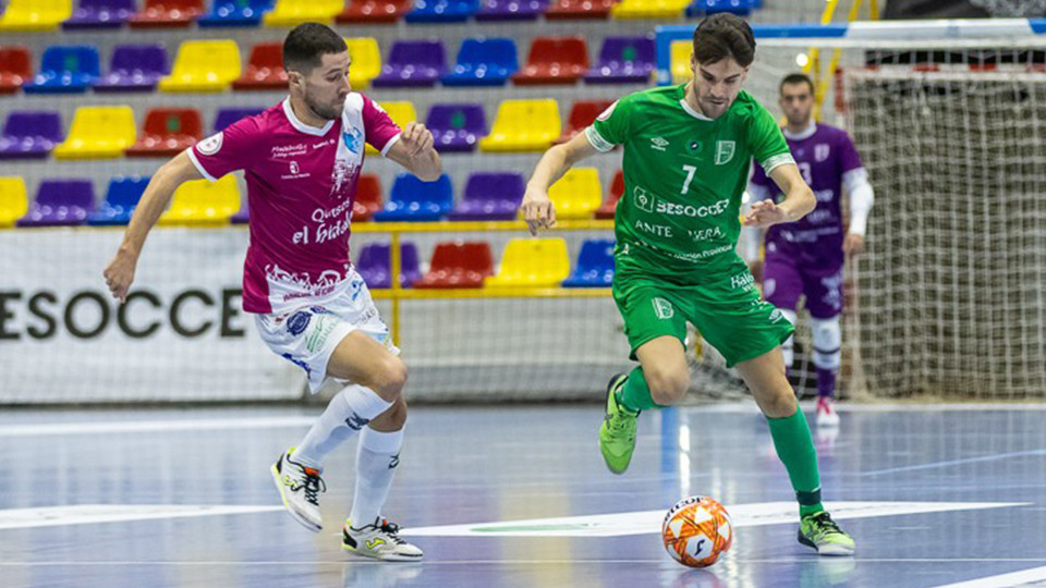 Alvarito, del BeSoccer CD UMA Antequera, conduce el balón ante Raúl Campos, del Quesos El Hidalgo Manzanares (Fotografía: iso100photopress)