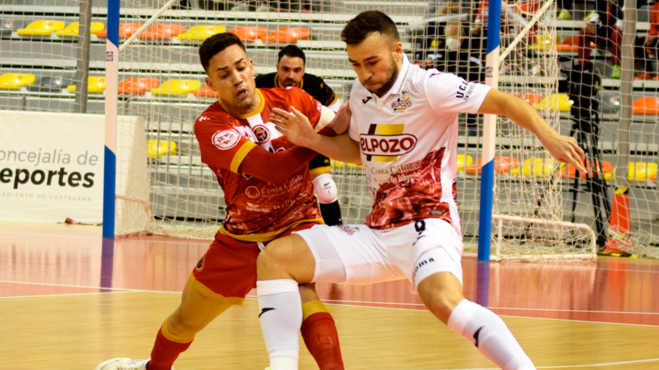 Rafa Santos, jugador de ElPozo Murcia Costa Cálida, protege el balón ante Jesús Izquierdo, de Jimbee Cartagena.