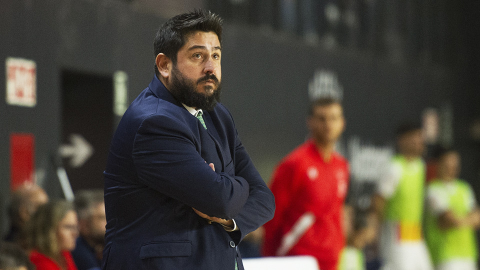 Josan González, entrenador del Córdoba Patrimonio, durante un partido (Fotografía: Ernesto Aradilla)