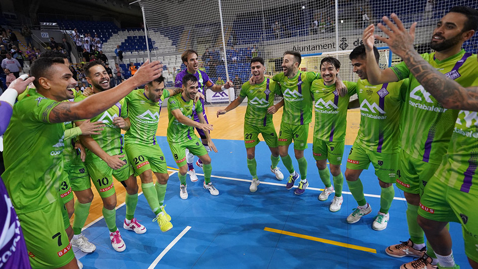 Los jugadores del Mallorca Palma Futsal celebran la clasificación para la Final Four en Son Moix