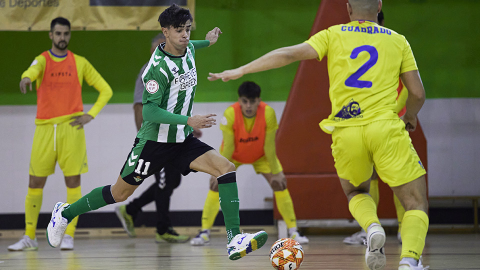 Álvaro Otero, del Real Betis Futsal B, conduce el balón ante Cuadrado, del CDE El Valle
