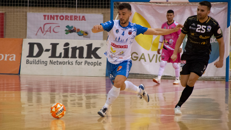 Óscar Villanueva, de Sala 10 Zaragoza, conduce la pelota perseguido por Kevin Chis, de O Parrulo Ferrol