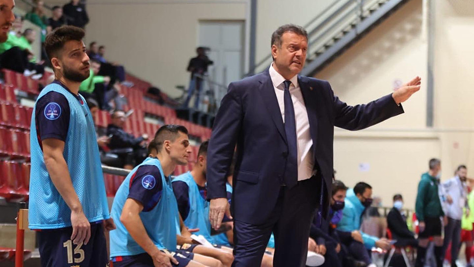 Jesús Velasco, entrenador del Barça, dando instrucciones a sus jugadores