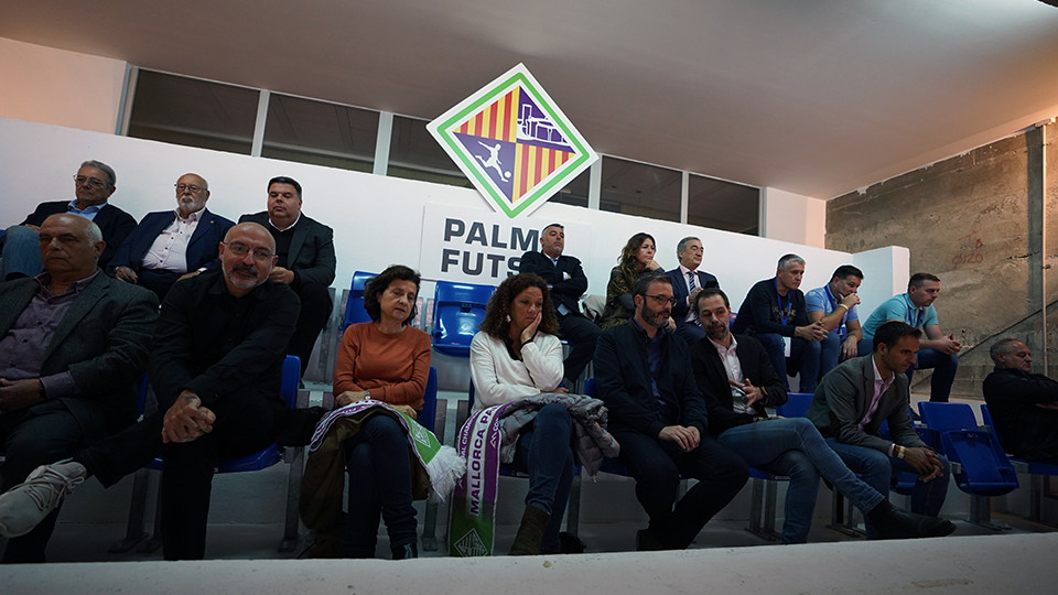 Javier Lozano, presidente de la LNFS, acompañado de María Jaume en el palco de Son Moix