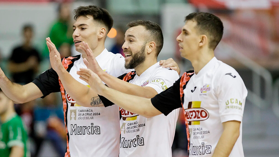 Los jugadores de ElPozo Murcia Costa Cálida celebran un tanto. (Foto: Pascu Méndez)