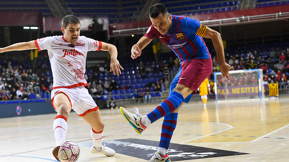 Dyego, jugador del Barça, dispara ante Mellado