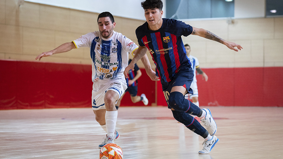 Campàs, del Barça Atlètic, conduce el balón ante Fran, de Atlético Benavente FS