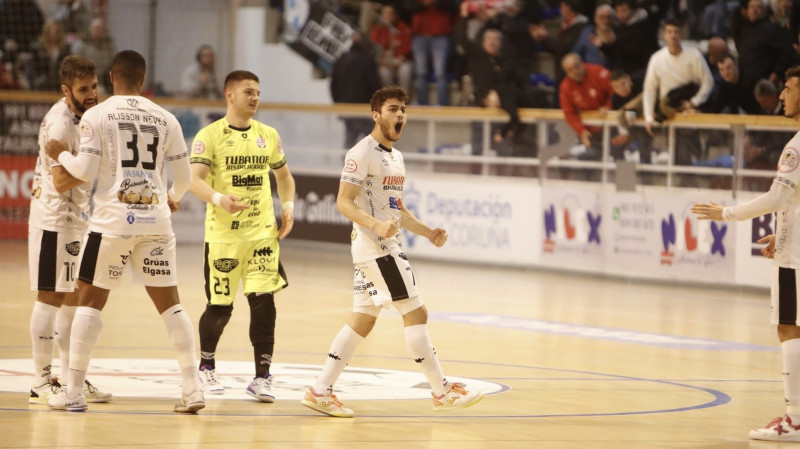 Los jugadores del Noia Portus Apostoli celebran un tanto. (Foto: Pichero Fútbol Sala)