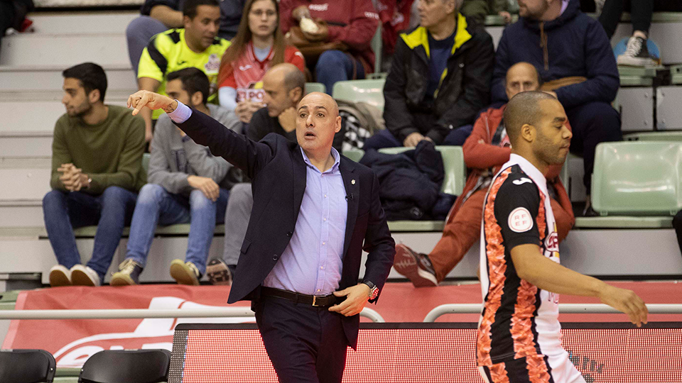 Javi Rodríguez, técnico de ElPozo Murcia Costa Cálida, dirigiendo el encuentro desde la banda