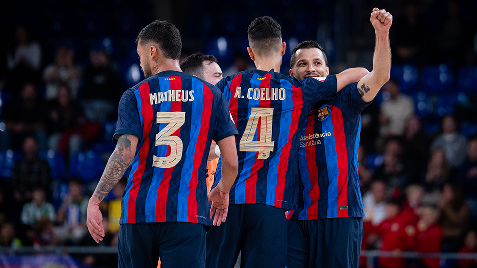 Los jugadores del Barça celebran un tanto.