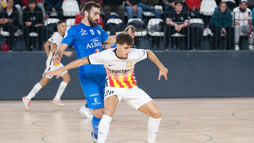 Niel·lo Bertran, jugador de Industrias Santa Coloma, protege el balón ante Abbasi, de Viña Albali Valdepeñas.