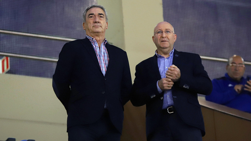 Javier Lozano, presidente de la LNFS, y José Ramón Moreno, presidente del Sala 10 Zaragoza. (Fotografía: Jorge Vicioso)