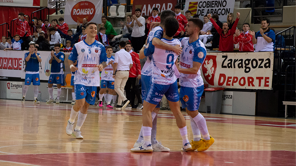 Los jugadores de Sala 10 Zaragoza celebran un gol en el partido contra Sala 5 Martorell (Foto: Pedro Luis Serrano)