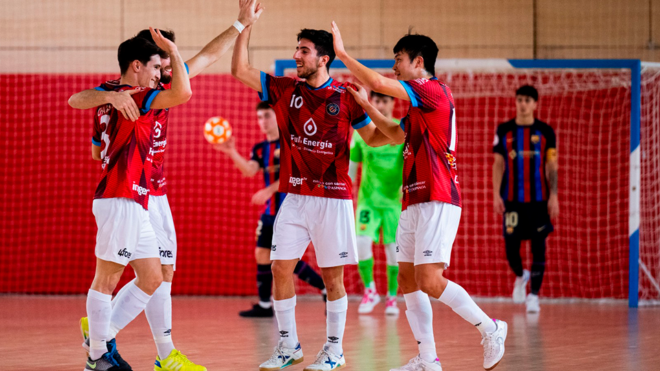 Jorge Tabuenca, jugador de Full Energía Zaragoza, celebra un gol con sus compañeros.