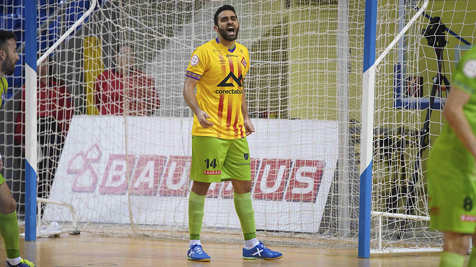 Tomaz, de Mallorca Palma Futsal, actúa como portero improvisado durante un partido