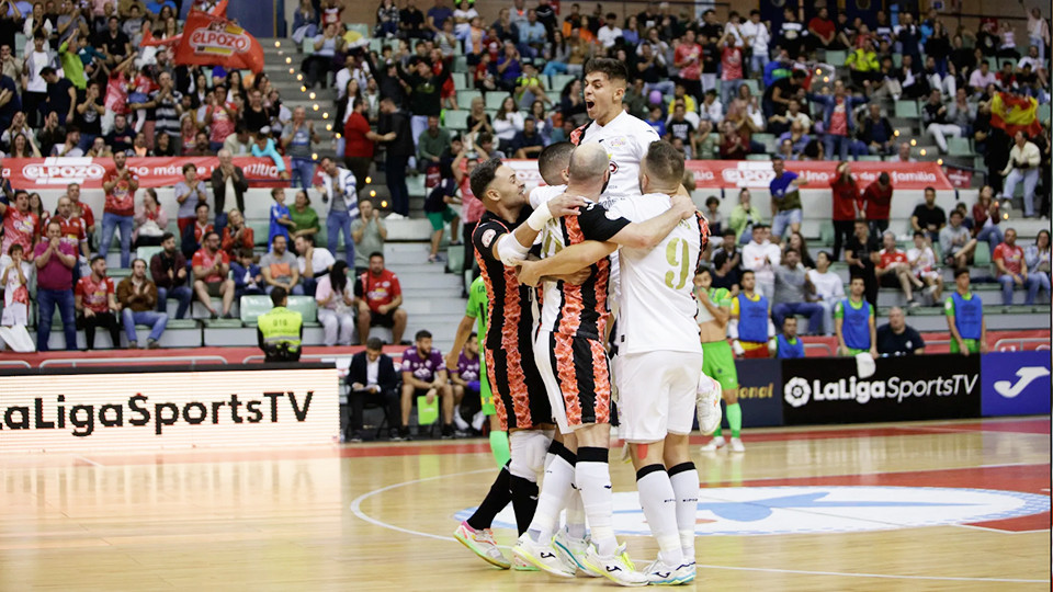 Los jugadores de ElPozo Murcia Costa Cálida celebran un gol (Fotografía: Pascu Méndez)