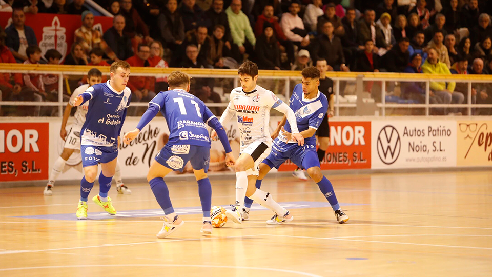 Lluc, jugador del Noia Portus Apostoli, controla el balón durante un partido.