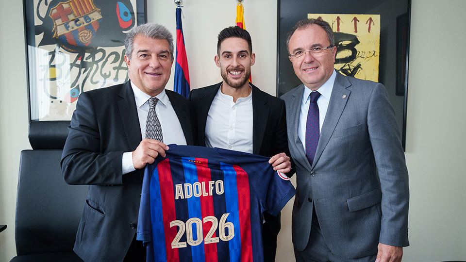 Joan Laporta, presidente del Barça, junto al jugador Adolfo y Aureli Mas, directivo responsable del Fútbol Sala.