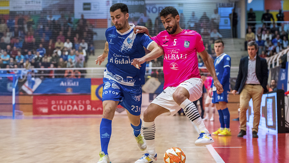 Lemine, del Viña Albali Valdepeñas, pugna por el balón con Humberto, de Quesos El Hidalgo Manzanares (Fotografía: ACP-FSV)