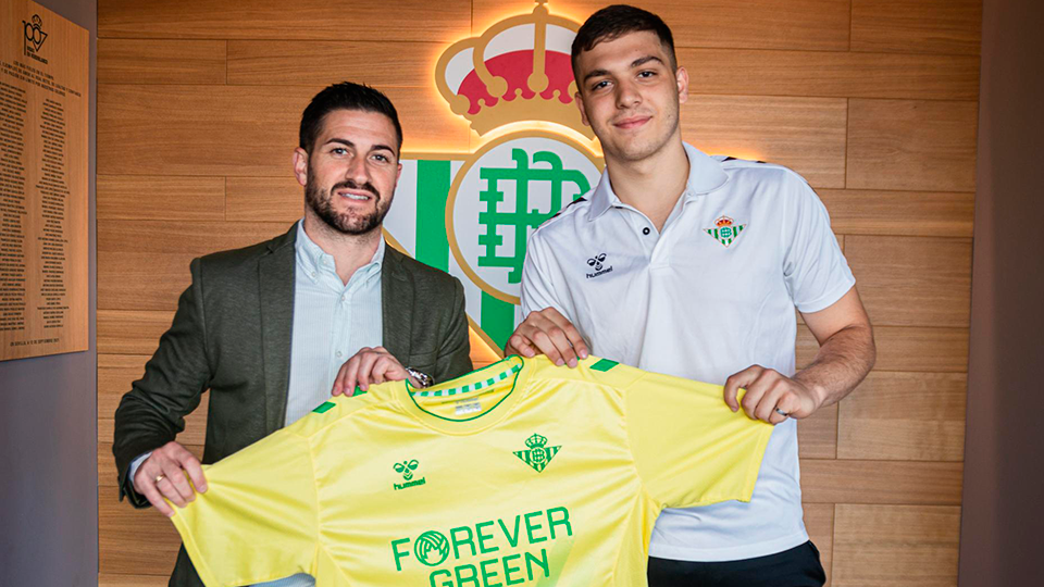 Rubén Cornejo, director deportivo del Real Betis Futsal, posa junto a Gonzalo Starna, nuevo fichaje del filial bético.