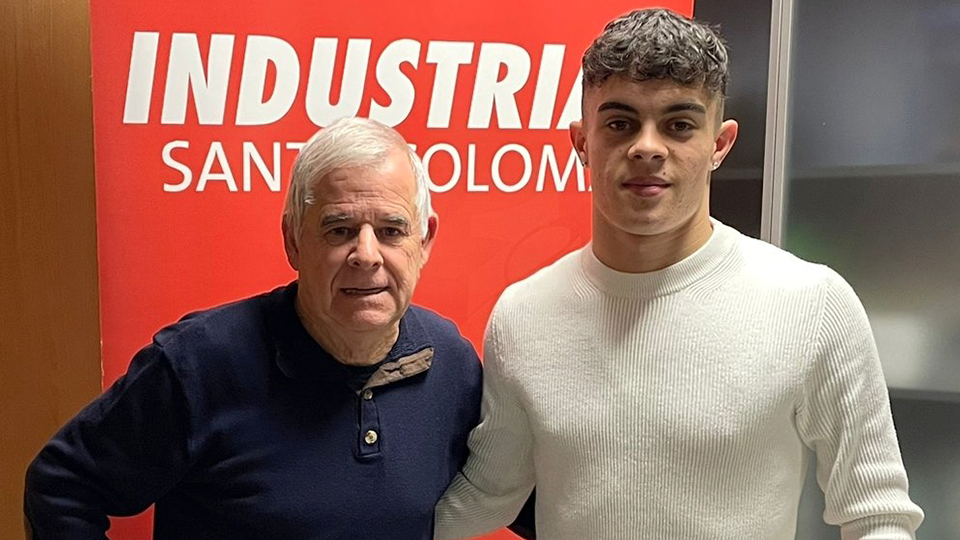 Vicenç García, presidente de Industrias Santa Coloma, junto al jugador Víctor Ramos.