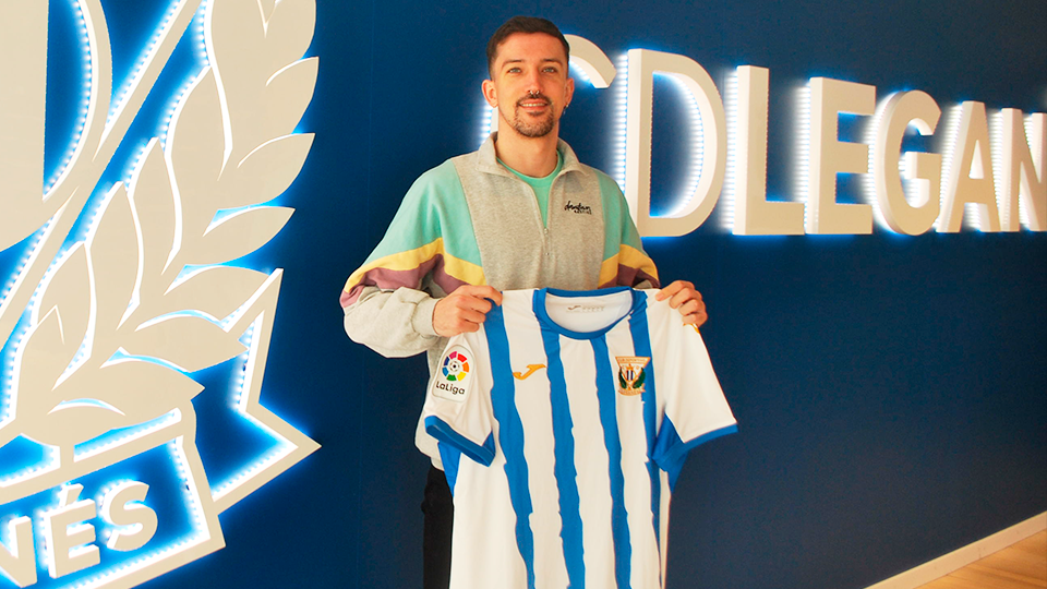 Manu Diz posa con la camiseta del CD Leganés.