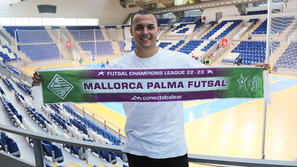 Fabinho posa en Son Moix con la bufanda del Mallorca Palma Futsal.