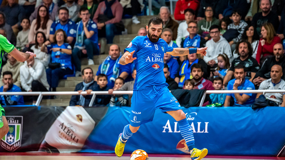 Abbasi, de Viña Albali Valdepeñas, controla el balón. (Fotografía: ACP-FSV)