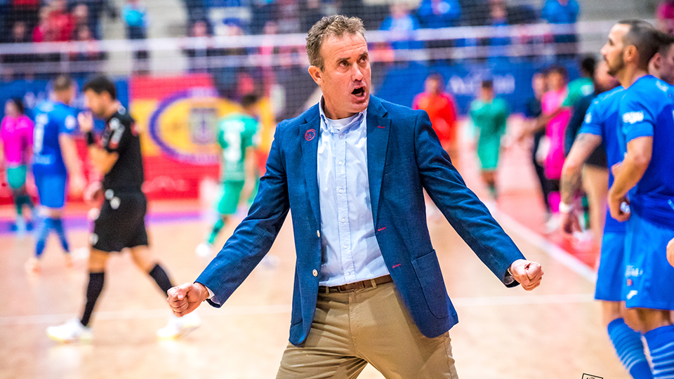 David Ramos celebra la victoria de Viña Albali Valdepeñas contra Levante UD FS