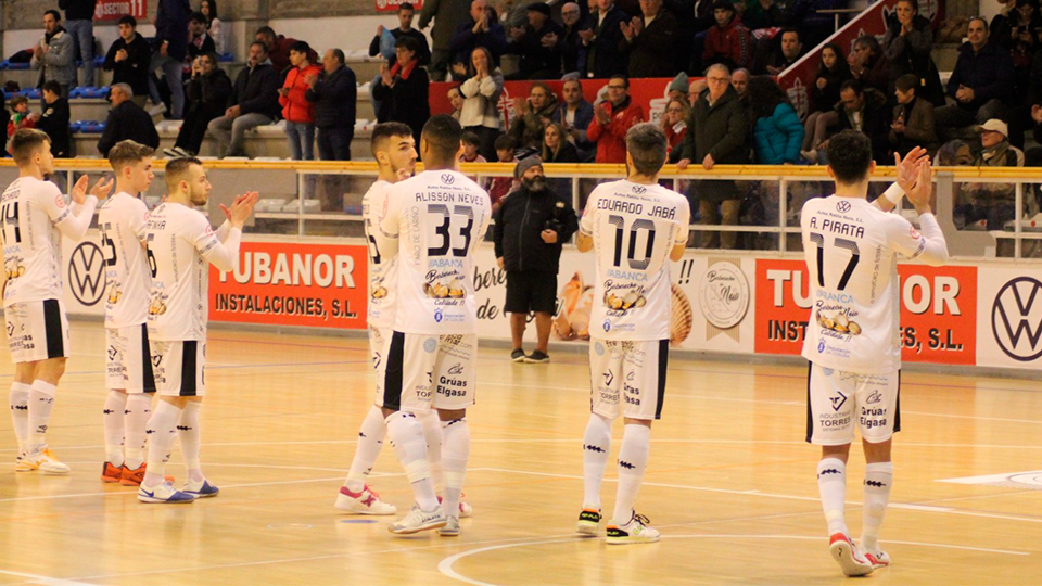 Los jugadores de Noia Portus Apostoli celebran un triunfo en el Agustín Mourís