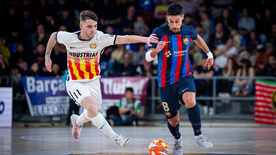 Adolfo, del Barça, conduce el balón ante la presión de Rufino, de Industrias Santa Coloma