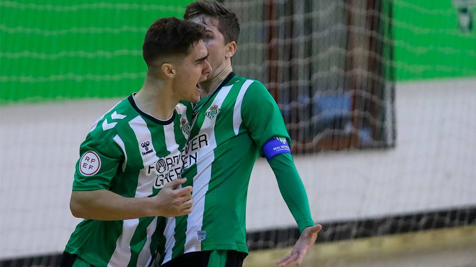 Pablo Muñoz y Flethes, de Real Betis Futsal B, celebran un gol