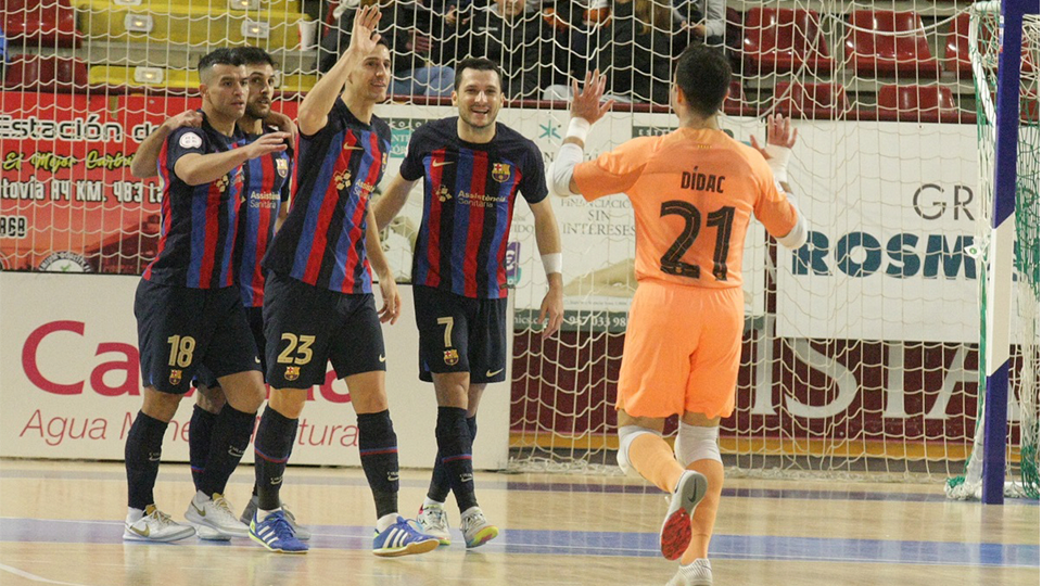 Los jugadores del Barça celebran el gol de Marcenio