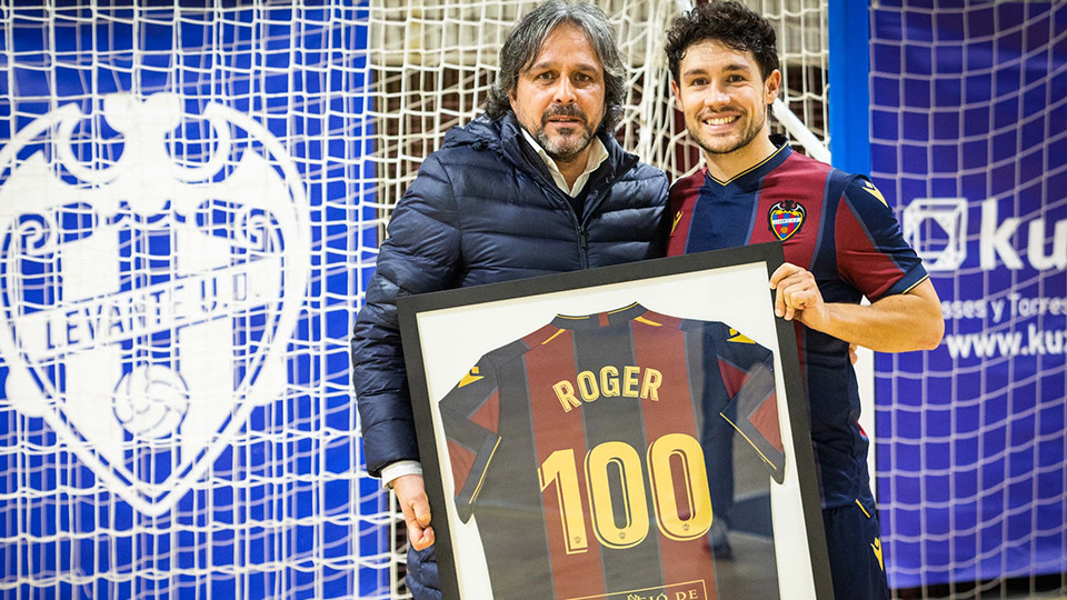 Roger cumple 100 partidos con la camiseta de Levante UD FS