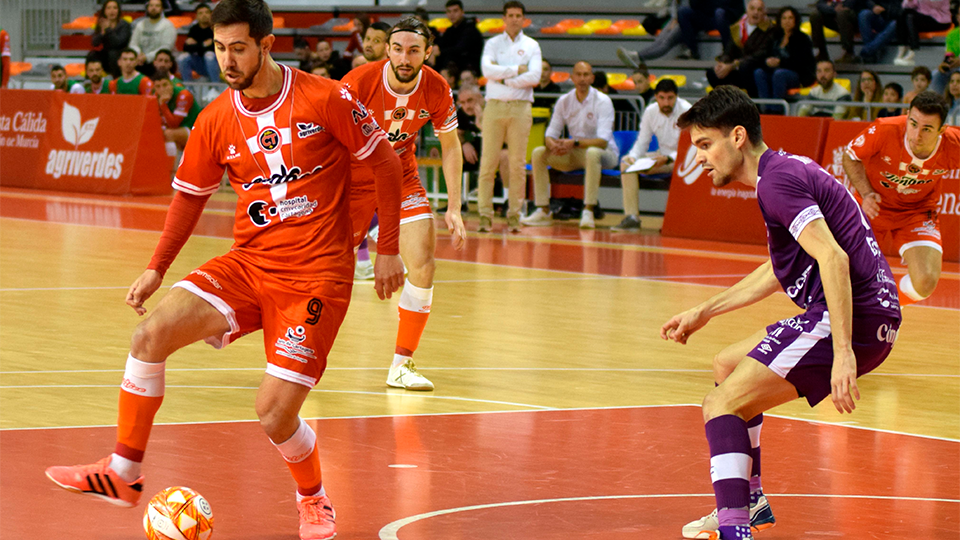 Bebe, jugador de Jimbee Cartagena, da un pase ante la defensa de Alvarito, de BeSoccer CD UMA Antequera