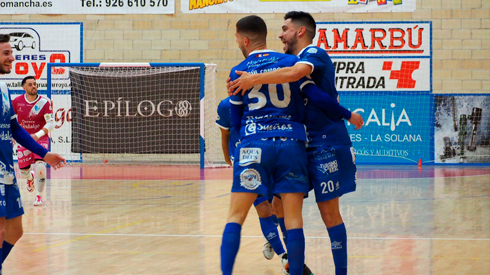 Los jugadores del Quesos El Hidalgo Manzanares celebran un tanto.