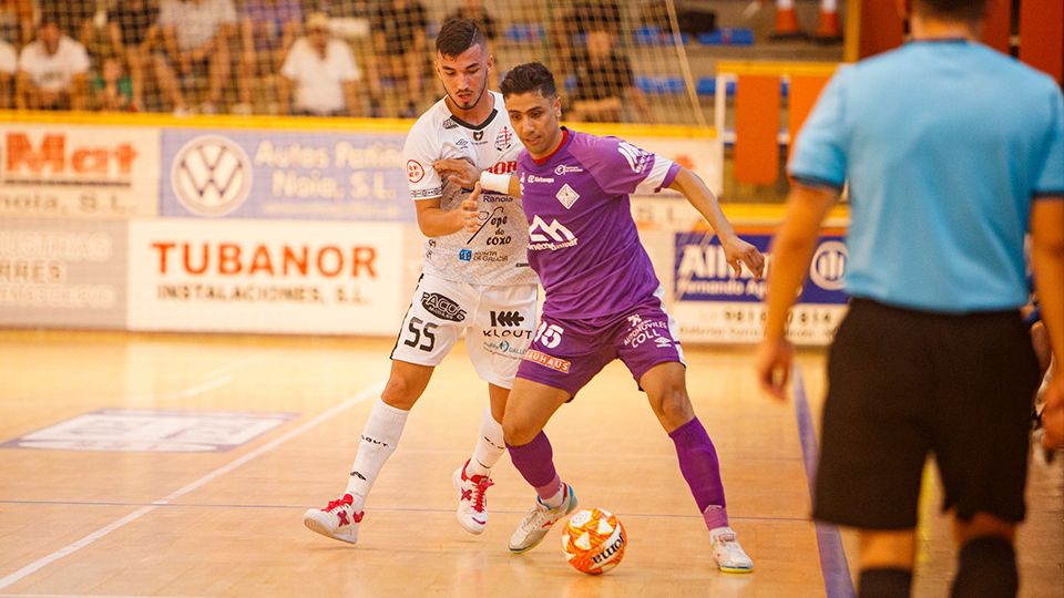 Tayebi, jugador del Mallorca Palma Futsal, protege el balón ante Marcelo, del Noia Portus Apostoli.