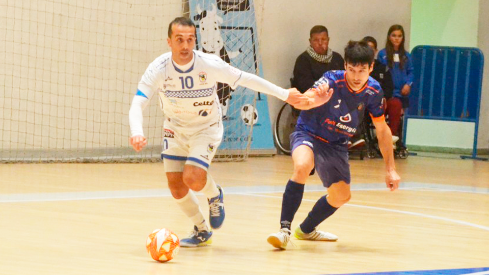 Adri, jugador de O Parrulo Ferrol, defendido por Muniesa, de Full Energía Zaragoza