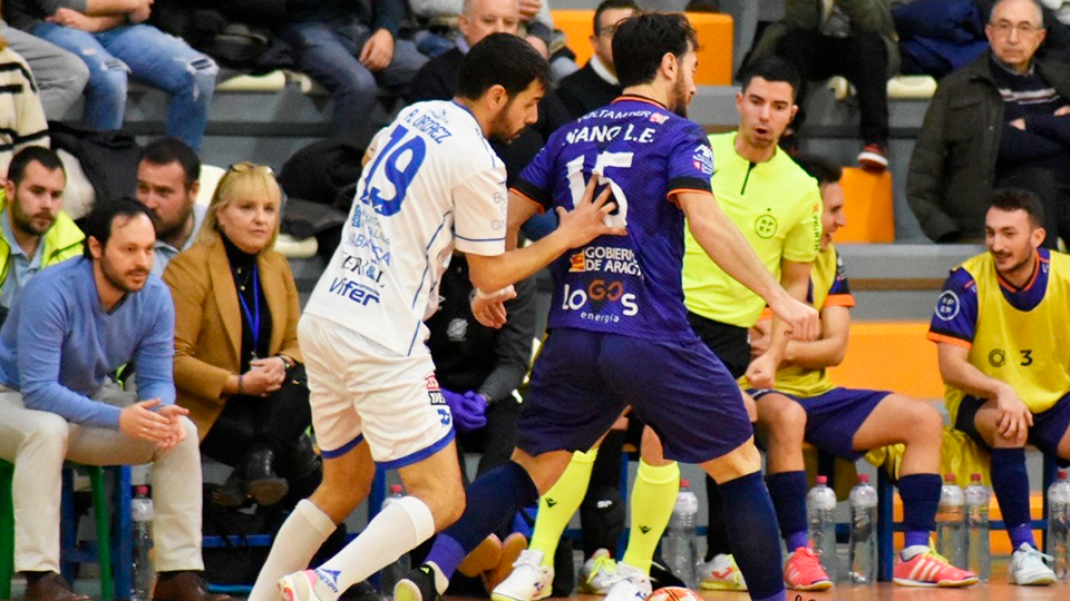 Nano Modrego, jugador del Full Energía Zaragoza, protege el balón ante Rubén Orzáez, de O Parrulo Ferrol. (Foto: Sandra Valero)