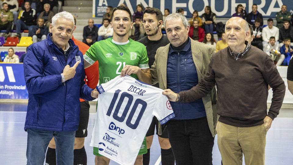 Óscar, del BeSoccer CD UMA Antequera, en su centenario como jugador junto con Moli, Eloy Cano y Pedro Montiel, dirigentes del club