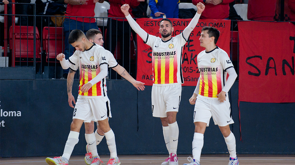 Los jugadores de Industrias Santa Coloma celebran un gol.