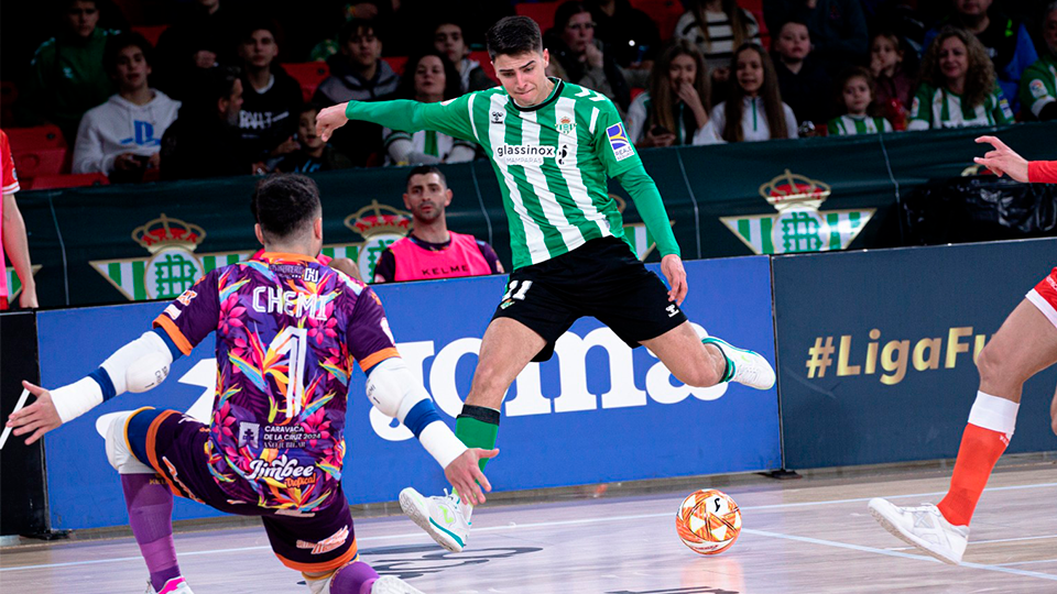 Raúl Jiménez, jugador de Real Betis Futsal, define ante Chemi, de Jimbee Cartagena